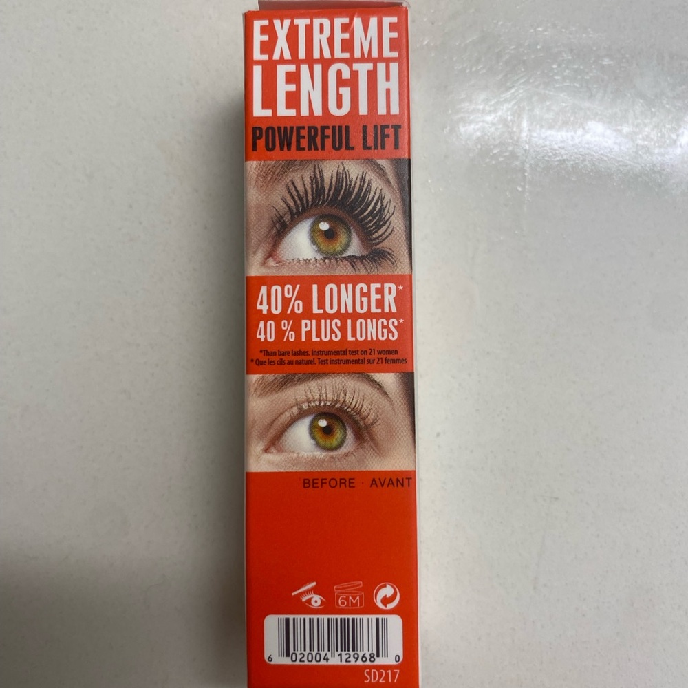 Benefit the real magnet mascara. Extreme length powerful lift.